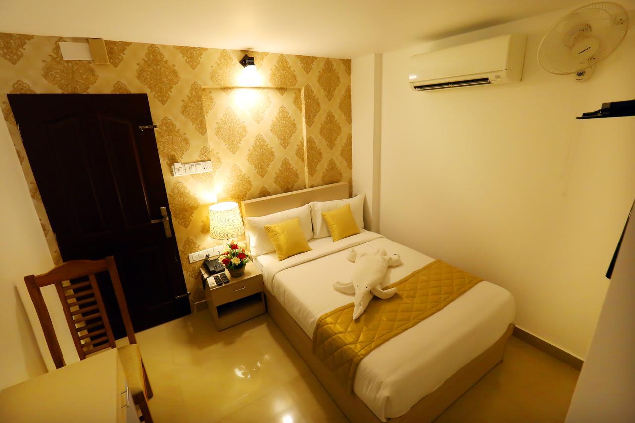 Hotel Swarna Residency Kochi Exterior foto