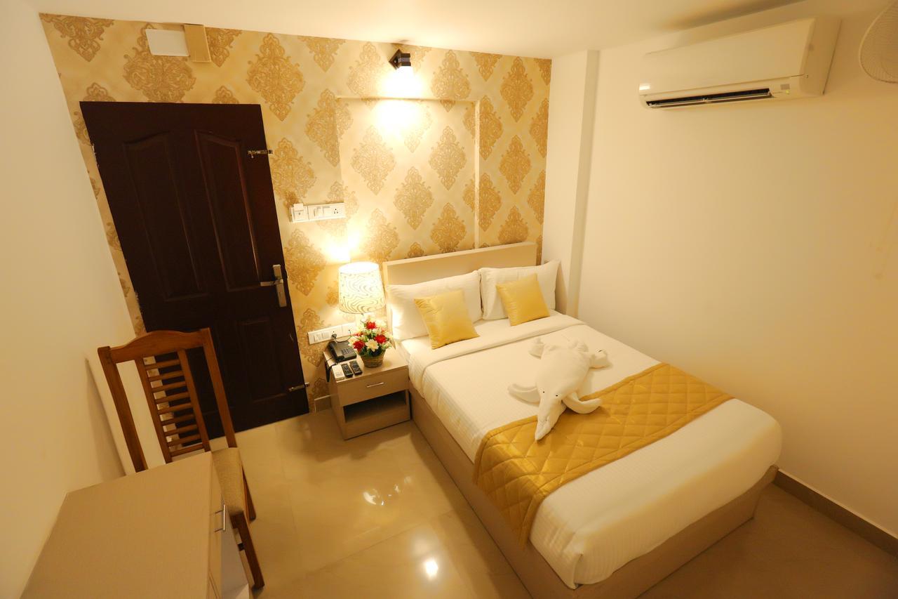 Hotel Swarna Residency Kochi Exterior foto