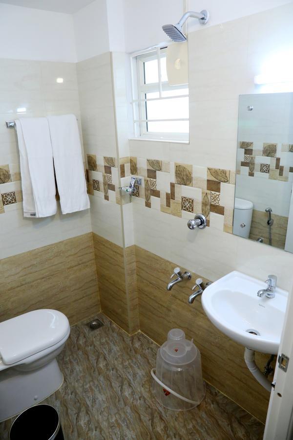 Hotel Swarna Residency Kochi Exterior foto